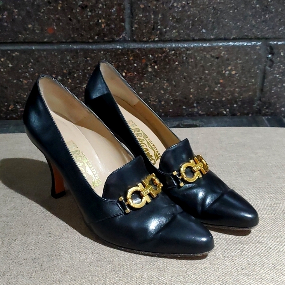 SALVATORE FERRAGAMO BLACK HEELS GOLD GANCINI HORSE BIT LEATHER OLD MONEY LUXURY